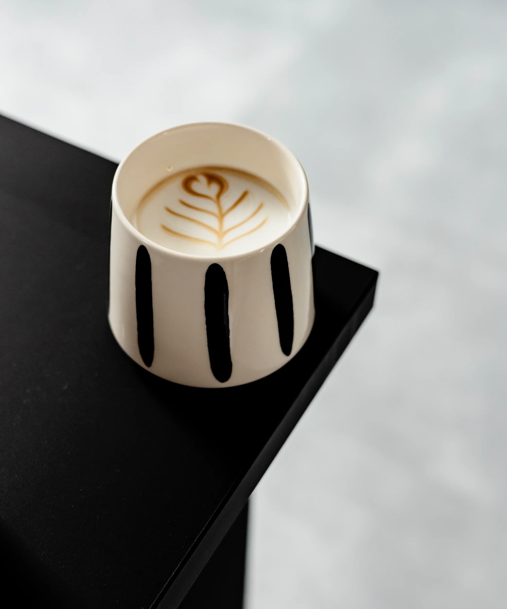 Cappuccino Becher mit schwarzen Streifen | Miro - Image 7